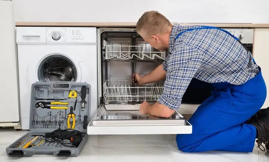 Kandıra Dominox servisi teknisyen ekibi beyaz eşya tamiri yaparken